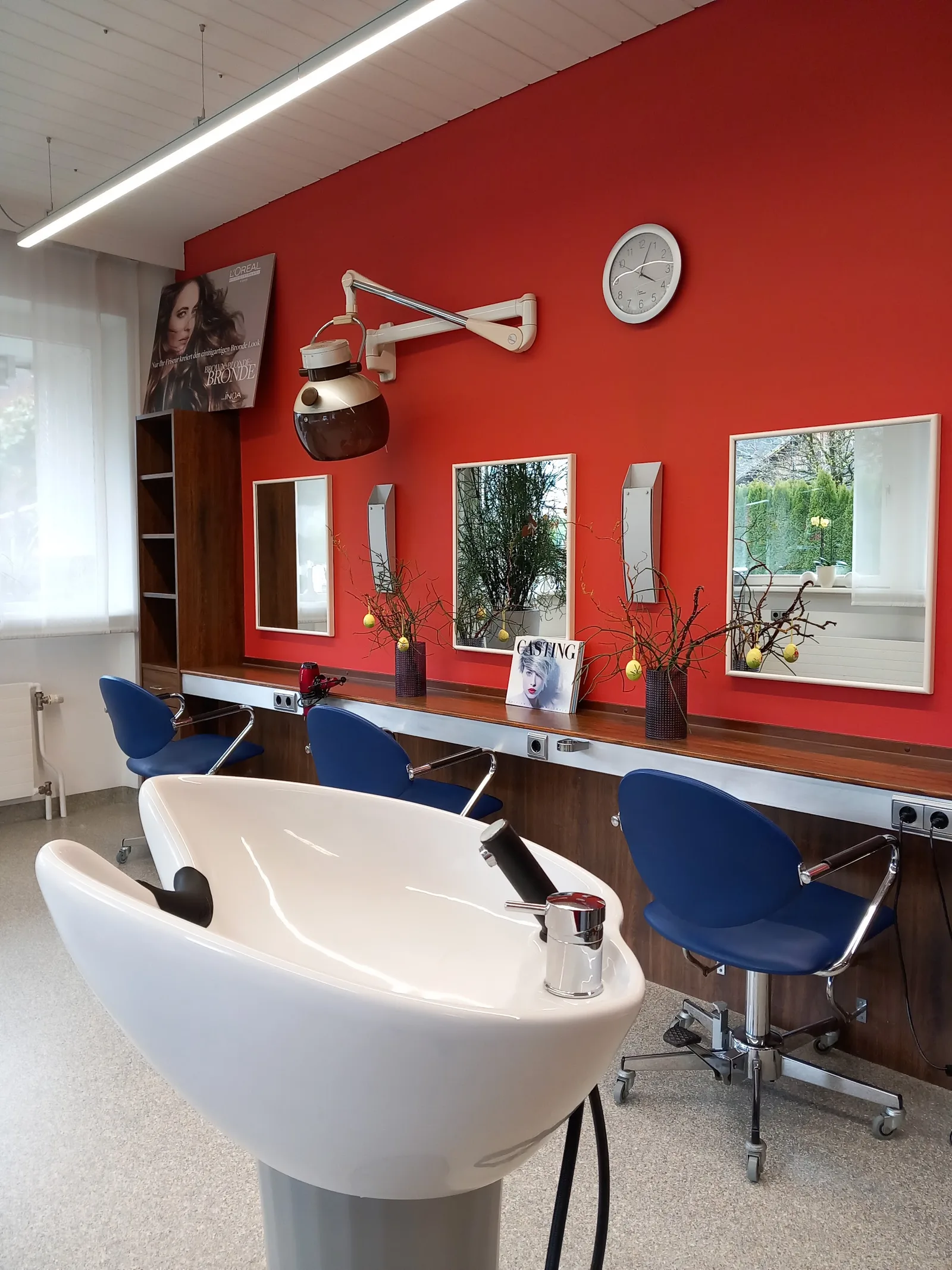 Bedienplätze vor einer roten Salonwand