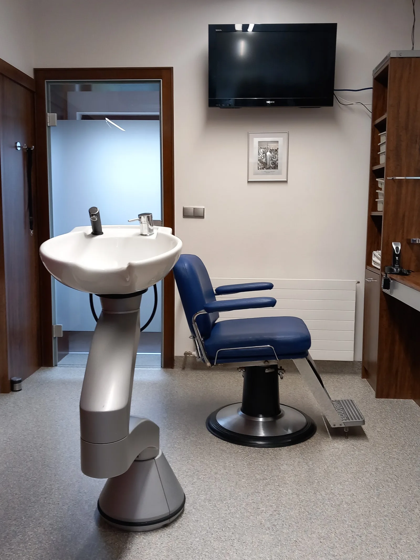 Friseurstuhl und Waschplatz im Salon