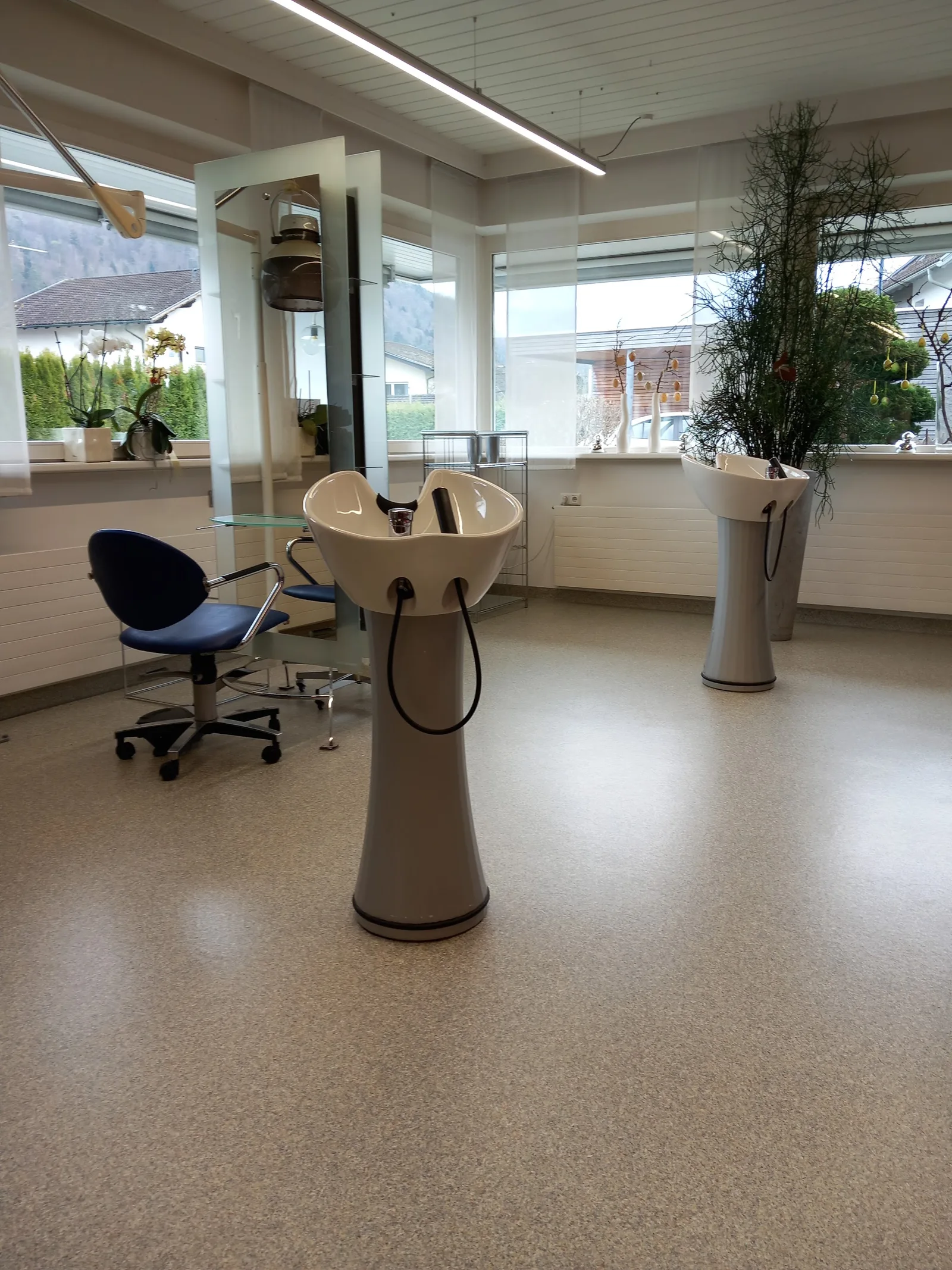 Heller Salonraum mit Waschplatz